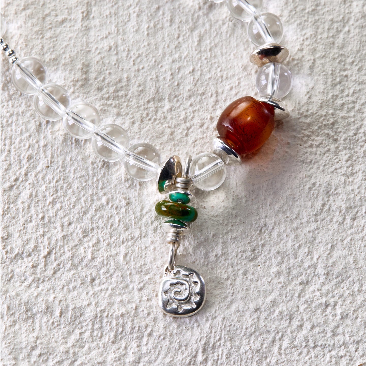 A healing necklace combining clear quartz and red agate for a pure and empowering design