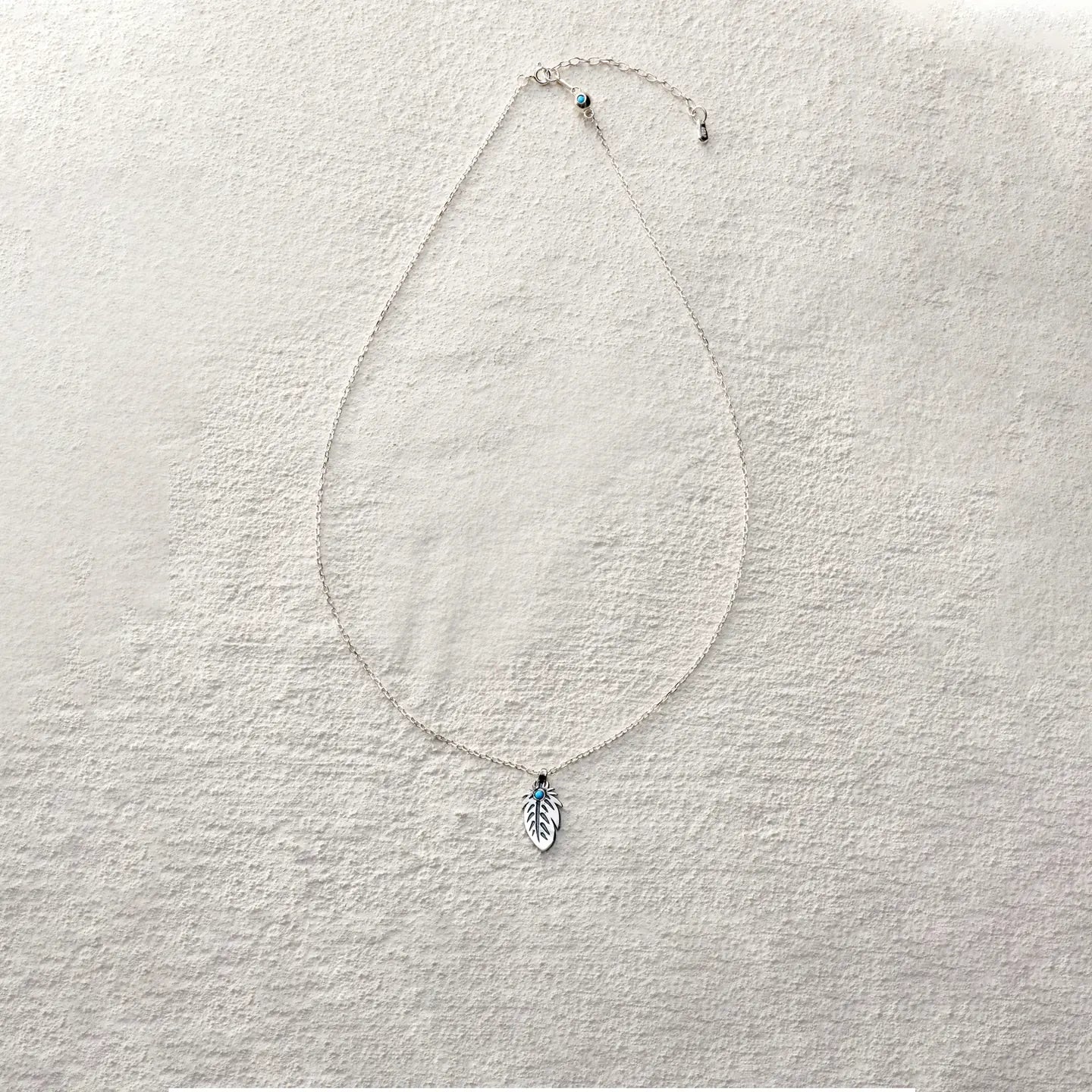 ensage-tokyo-spirit-feather-necklace-925-sterling-silver-engraved-feather-pendant-turquoise-inlay